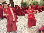 J&oacute;venes monjes budistas tibetanos de Drepung.